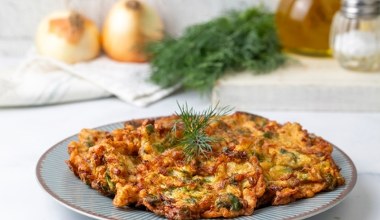 Weź mięso z kurczaka i cukinię. Zrobisz lekkie i sycące kotleciki 