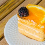 Weź pomarańczę i upiecz puszyste ciasto. Idealne dla fanów galaretki z owocami