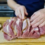 Weź schab i nadziej go kapustą oraz boczkiem. Zrobisz szpikowany schab noworoczny