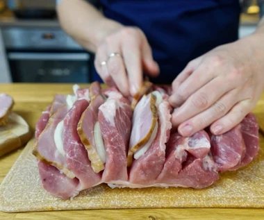 Weź schab i nadziej go kapustą oraz boczkiem. Zrobisz szpikowany schab noworoczny