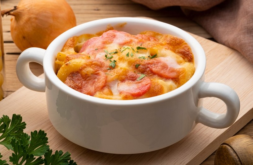 Weź ulubiony makaron i kiełbasę. Zrobisz pyszną zapiekankę na obiad