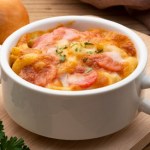 Weź ulubiony makaron i kiełbasę. Zrobisz pyszną zapiekankę na obiad