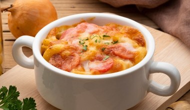 Weź ulubiony makaron i kiełbasę. Zrobisz pyszną zapiekankę na obiad