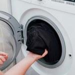 Weź z kuchni i dosyp do prania. Czarne ubrania nie będą blaknąć