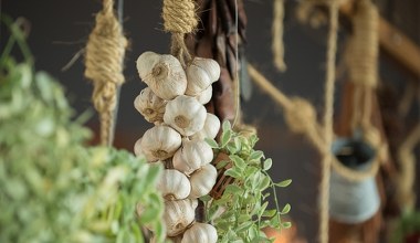 Weź z kuchni i powieś na balkonie. Rozwiążesz kilka uciążliwych problemów