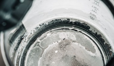 ​Weź ze słoika po ogórkach i wlej do czajnika. Brzmi dziwnie, ale bezbłędnie usuwa kamień