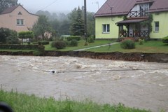 Wezbrana rzeka Złoty Potok we wsi Jarnołtówek