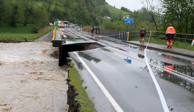 Wezbrane wody rzeki Kamienicy podmyły most i uszkodziły drogę wojewódzką nr 968 /Grzegorz Momot /PAP