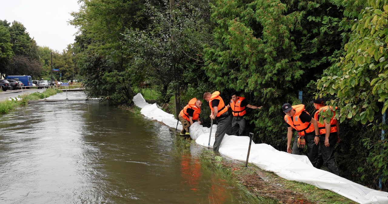Wezbrany w wyniku intensywnych ulew potok Służewiecki w Warszawie. We wtorek na Mazowszu znowu może intensywnie padać /Robert Kowalewski / Agencja Wyborcza.pl /