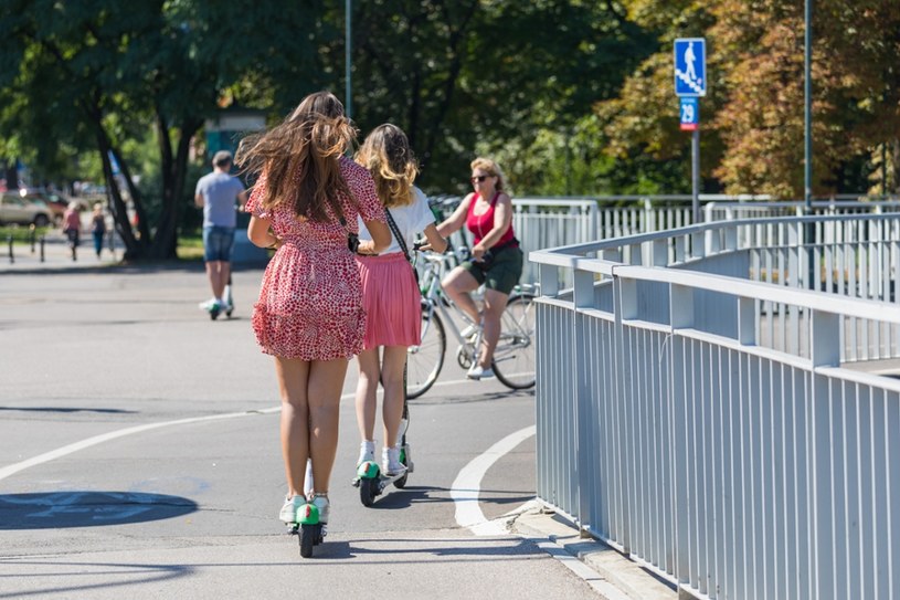 Wg nowego pomysłu, hulajnogi nie będą mogły jeździć po drogach dla rowerów! /Arkadiusz Ziółek /East News