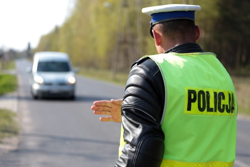 Wg policji młodym kierowcom brakuje doświadczenia i jeżdzą za szybko. Ale starzy jeżdżą jeszcze gorzej /Piotr Jędzura /Reporter