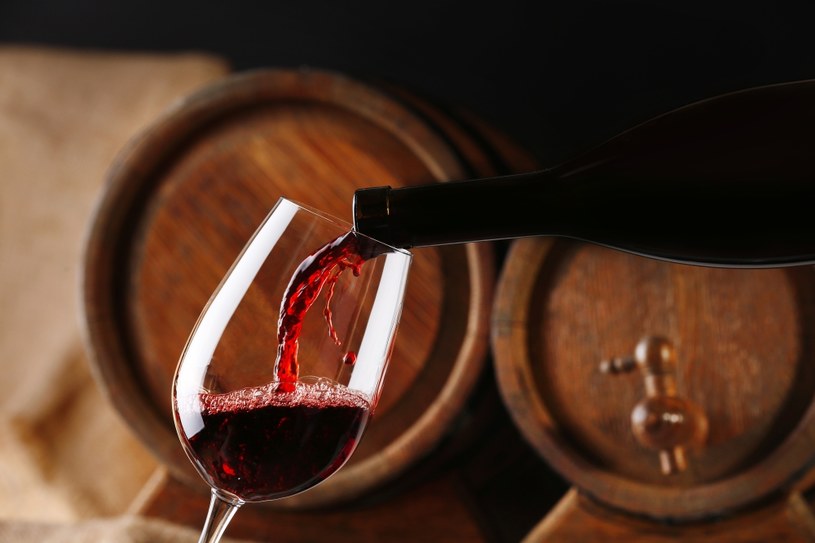 Wgłebienie na dnie butelki jest istotne przy czerwonych winach /123RF/PICSEL