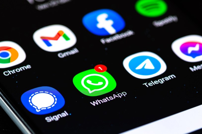 WhatsApp i Messenger wyświetlą wiadomości z innych komunikatorów. /123RF/PICSEL