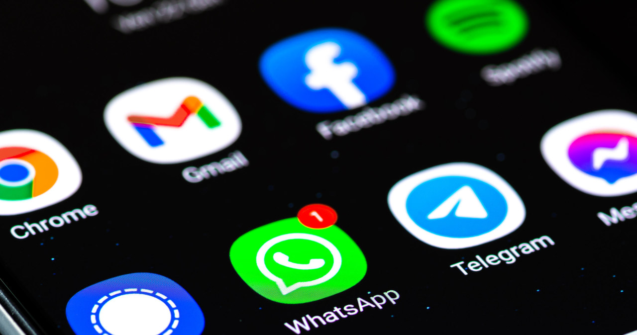 WhatsApp i Messenger wyświetlą wiadomości z innych komunikatorów. /123RF/PICSEL