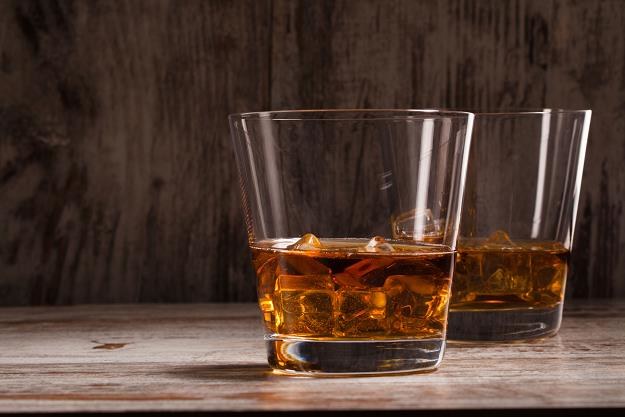 Whisky niejednokrotnie jest propozycją dla kolekcjonerów inwestujących w alkohole /&copy;123RF/PICSEL