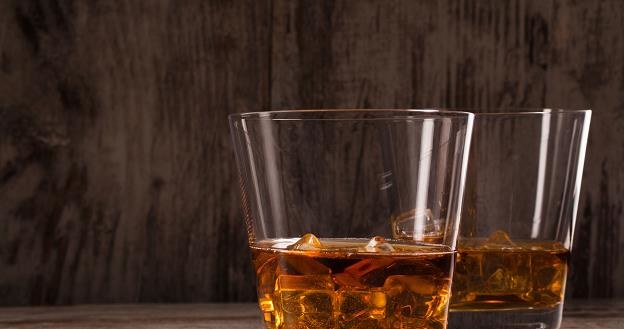 Whisky niejednokrotnie jest propozycją dla kolekcjonerów inwestujących w alkohole /&copy;123RF/PICSEL