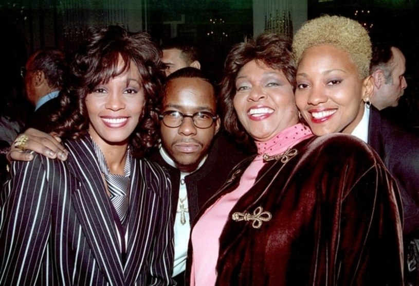 Whitney Houston, Bobby Brown i Robyn Crawford (pierwsza od prawej) /RTNBaker / MediaPunch/IPX /East News