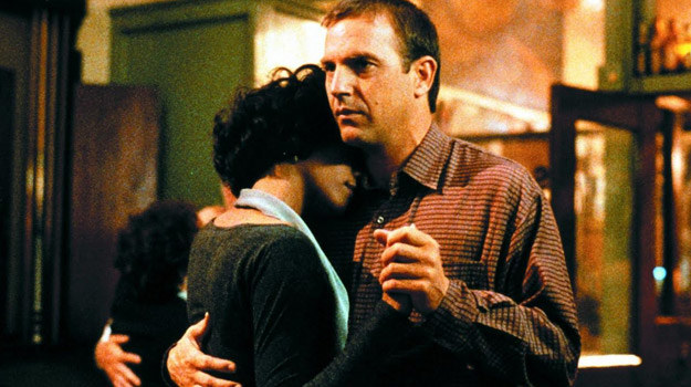 Whitney Houston w roli Rachel Marron i Kevin Costner jako Frank Farmer w scenie z filmu "Bodyguard" /