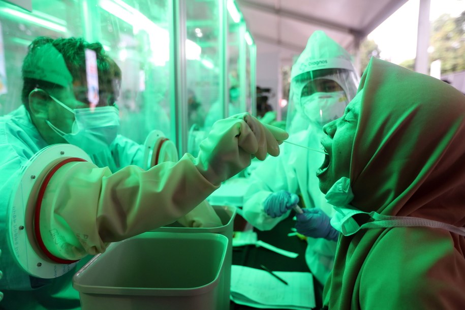 WHO: brak dowodów na skuteczność chlorochiny u pacjentów z Covid-19 /BAGUS INDAHONO /PAP/EPA