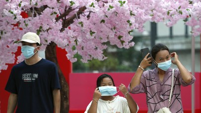 WHO o Covid-19: Ciągle mutuje, w niektórych krajach się odradza