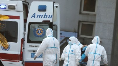 WHO potwierdza: Wirus z Chin rozprzestrzenia się między ludźmi. "Nie wiemy, jaka jest jego zaraźliwość"