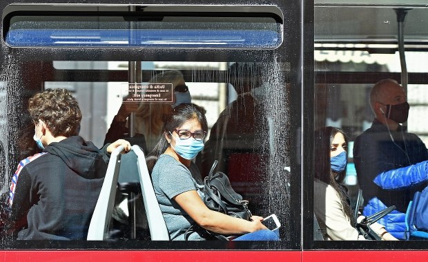 WHO: Rekordowa liczba nowych zakażeń koronawirusem na świecie [RAPORT]