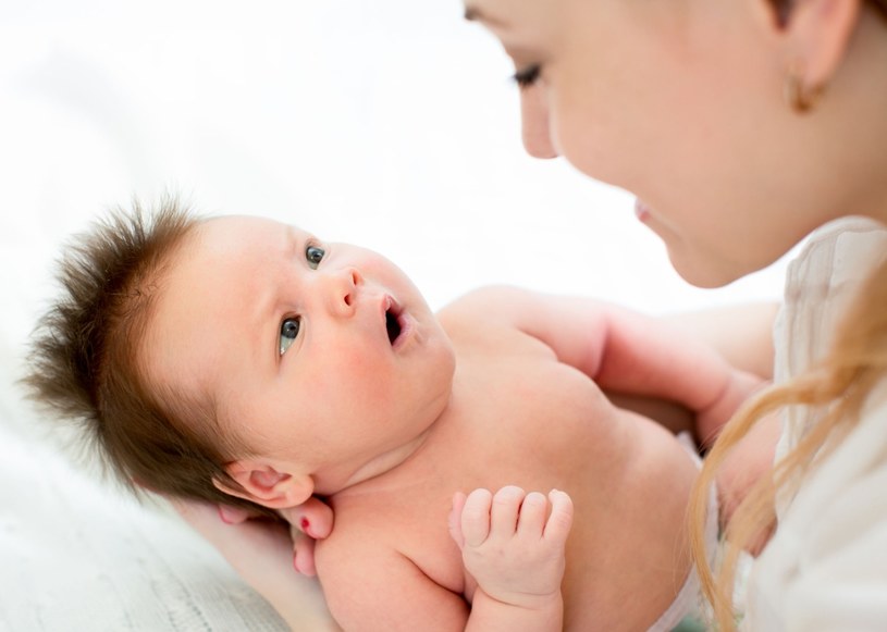 WHO zaleca karmienie piersią jako jedyny sposób żywienia dziecka począwszy od urodzenia aż do końca szóstego miesiąca i potem w trakcie rozszerzania diety nawet do drugiego roku życia /123RF/PICSEL