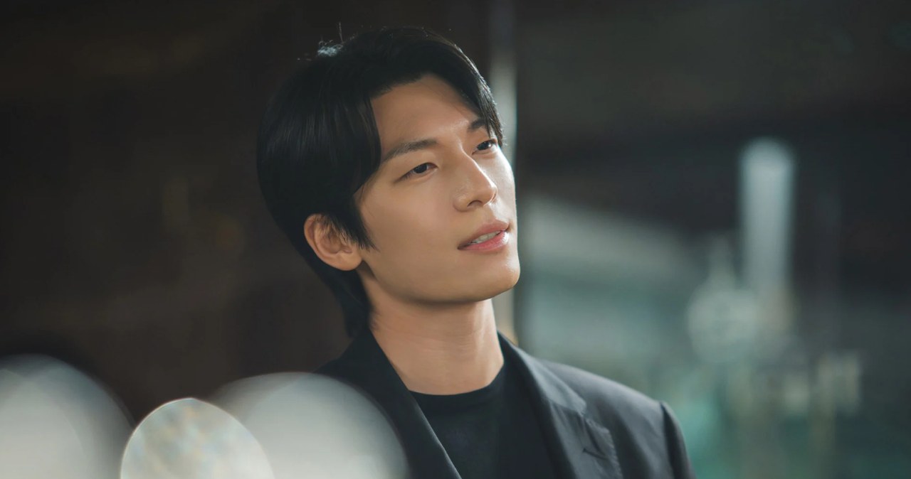 Wi Ha-joon w serialu "Pocałunek syreny" /Prime Video