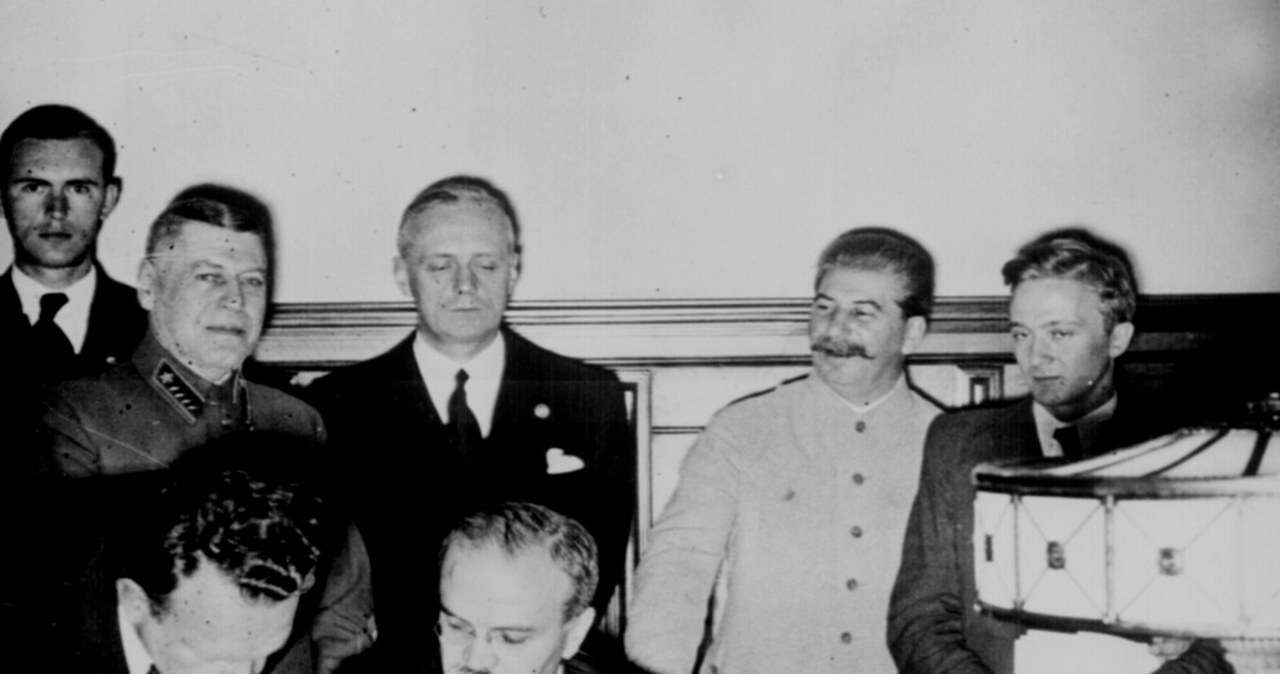 Wiaczesław Mołotow podpisuje pakt niemiecko-radziecki. W tle zadowolony Stalin /domena publiczna