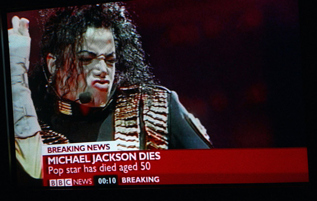 Wiadomość o śmierci Jacksona w BBC, fot. Gareth Cattermole &nbsp; /Getty Images/Flash Press Media