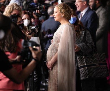 Wiadomość o tym, że aktorka jest w ciąży, jako pierwszy podał we wrześniu magazyn "People", a potwierdził ją agent gwiazdy. Nie wiadomo dokładnie, kiedy dziecko Lawrence ma przyjść na świat, sądząc jednak po wyraźnie zaokrąglonym brzuszku, aktorka powinna zostać mamą na początku 2022 roku.
 