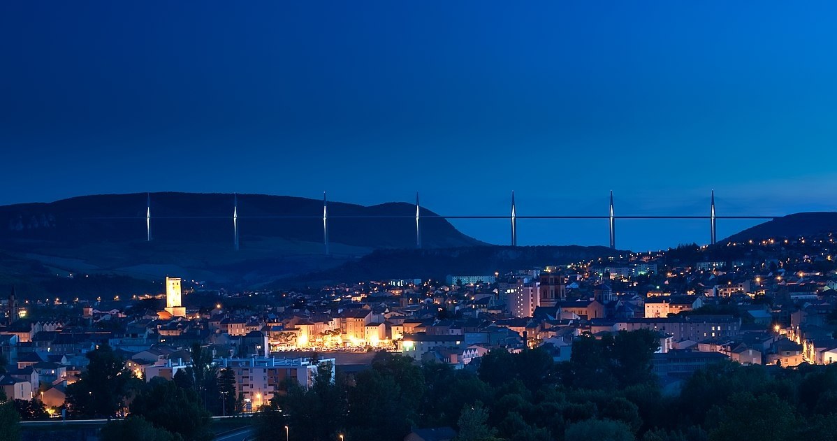 Wiadukt Millau nocą /Stefan Krause/CC BY-SA 3.0 (https://creativecommons.org/licenses/by-sa/3.0/deed.pl) /Wikimedia