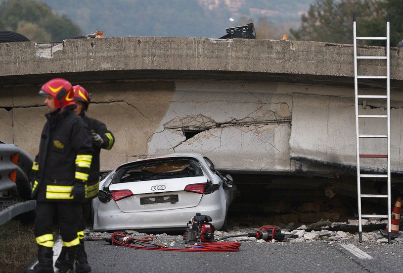 Wiadukt spadł na przejeżdżające Audi /PAP/EPA