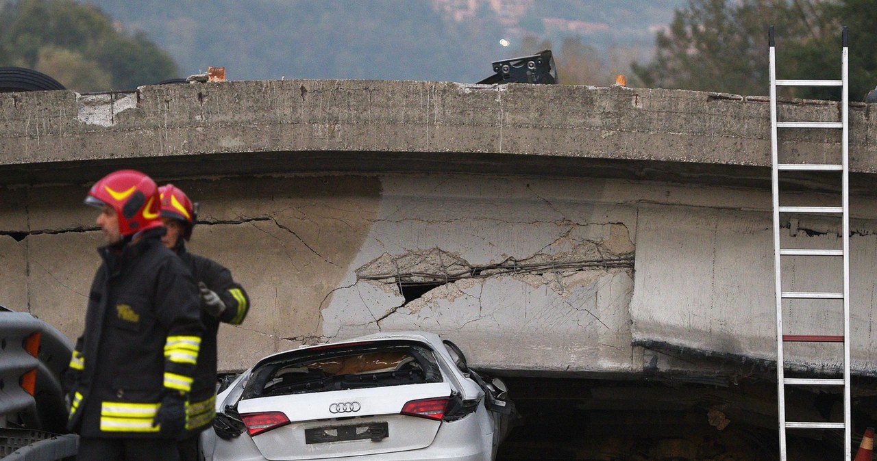 Wiadukt spadł na przejeżdżające Audi /PAP/EPA