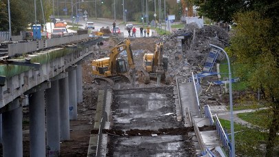 Wiadukt w Koszalinie runął tuż przed autami. Kierowcy uciekli w ostatniej chwili [FILM] 