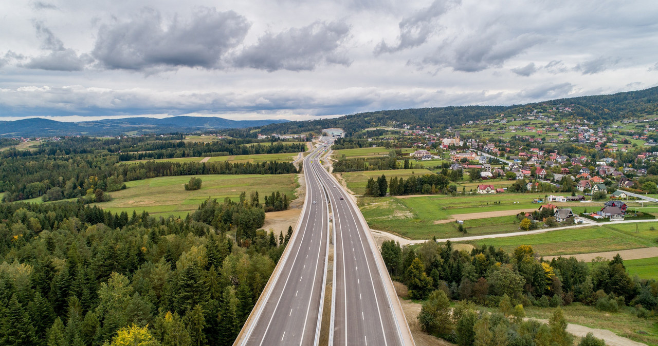 Wiadukty na drogach ekspresowych i autostradach znajdują się blisko siebie, a między nimi jest otwór, tktóry w ciemności jest niewidoczny /Michał Adamowski /Reporter