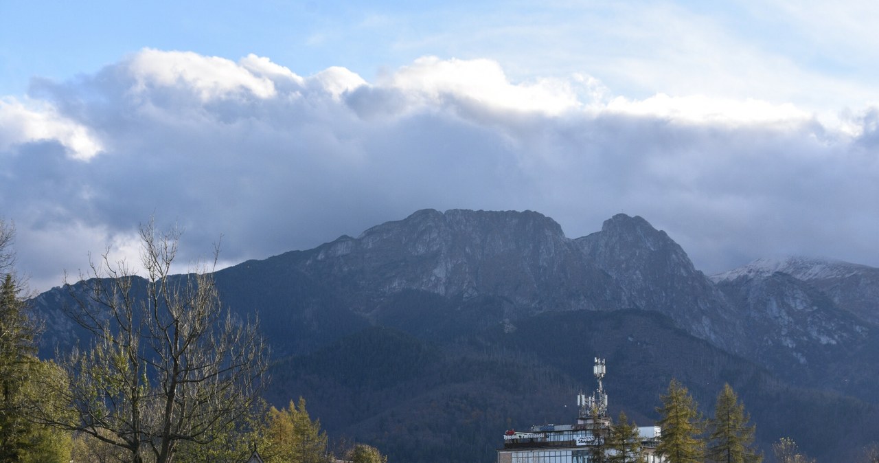 Wiatr halny 2 listopada 2023 roku. Widać charakterystyczny wał z chmur przetaczający się przez szczyty gór /Albin Marciniak/East News /East News