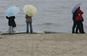 Wiatr i przelotne opady deszczu. IMGW ostrzega także przed burzami 