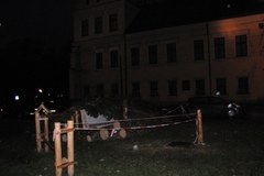 Wiatr przewrocił choinkę pod Oknem Papieskim w Krakowie