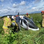 Wiatrakowiec runął na łąkę, są ranni ZDJĘCIA 