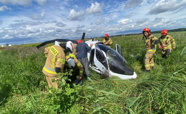 Wiatrakowiec runął na łąkę, są ranni ZDJĘCIA 
