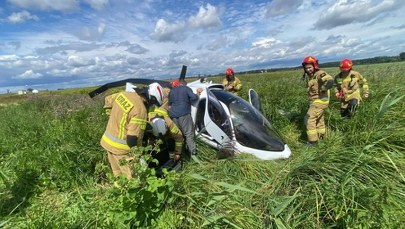 Wiatrakowiec runął na łąkę, są ranni ZDJĘCIA 