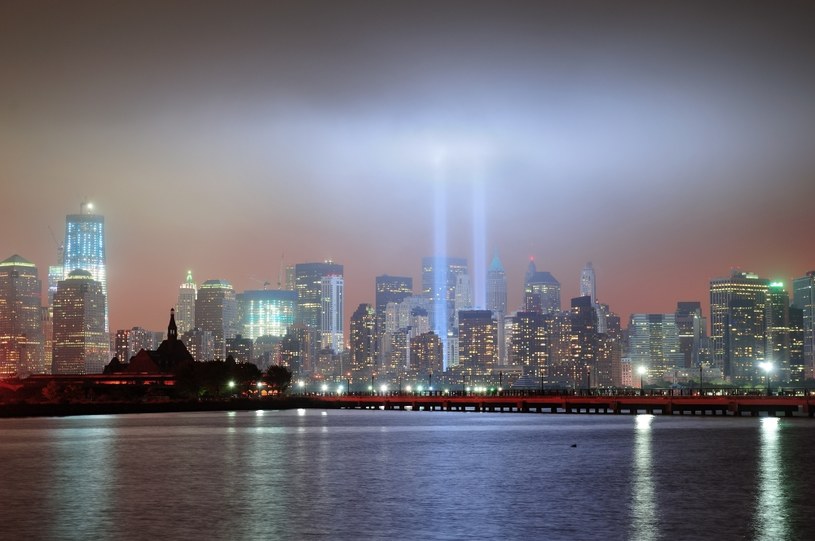 Wiązki światła upamiętniające 11 września /123RF/PICSEL
