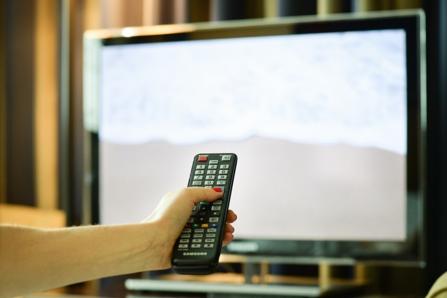 Wicedyrektor więzienia zwolniony za luksusowe cele. "Telewizor wielkości ściany"