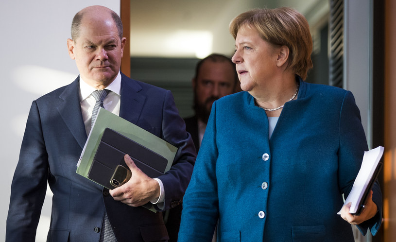 Wicekanclerz i minister ekonomii Olaf Scholz i kanclerz Angela Merkel /ODD ANDERSEN / AFP /AFP