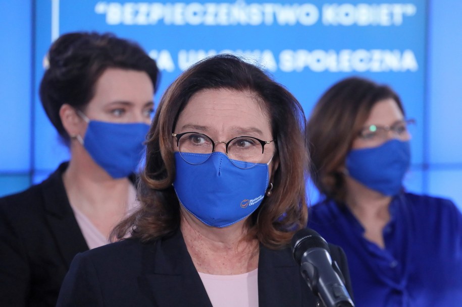 Wicemarszałek Sejmu Małgorzata Kidawa-Błońska (C) oraz posłanki KO-PO Monika Rosa (L) i Izabela Leszczyna (P) /Paweł Supernak /PAP