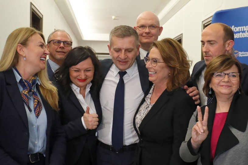 Wicemarszałek Sejmu Małgorzata Kidawa-Błońska, przewodniczący PO Borys Budka, posłanka PO-KO Monika Wielichowska, europosłanka PO-KO Elżbieta Łukacijewska, europoseł PO-KO Bartosz Arłukowicz, posłanka PO-KO Izabela Leszczyna, poseł PO-KO Michał Gramatyka oraz poseł PO-KO Jacek Protas po konferencji