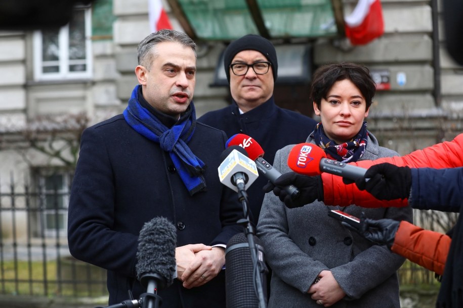 Wicemarszałek Sejmu Włodzimierz Czarzasty (C), poseł Lewicy Krzysztof Gawkowski (L) i posłanka Lewicy Anna Maria Żukowska (P) podczas konferencji prasowej przed Centralnym Biurem Antykorupcyjnym w Warszawie /Rafał Guz /PAP