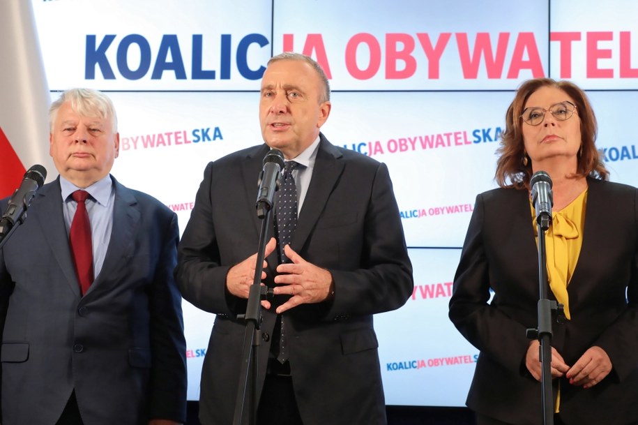 Wicemarszałek Senatu Bogdan Borusewicz, lider Platformy Obywatelskiej Grzegorz Schetyna i wicemarszałek Sejmu Małgorzata Kidawa-Błońska podczas konferencji prasowej klubu PO-KO /Paweł Supernak /PAP