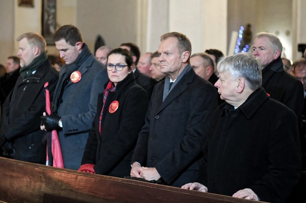 Wicemarszałek Senatu Bogdan Borusewicz, Przewodniczący Rady Europejskiej Donald Tusk, p.o. prezydenta Gdańska Aleksandra Dulkiewicz i wiceprezydent Gdańska Piotr Grzelak w Bazylice Mariackiej / 	Adam Warżawa    /PAP